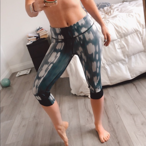 Tie dye under Armour crops - Picture 2 of 13